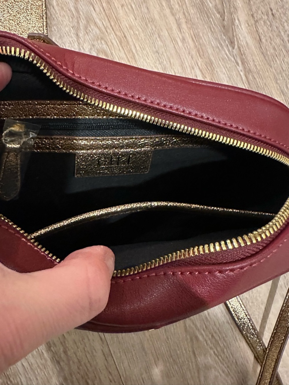 Gili New Crossbody Bag in burgundy with Gold - has wallet included - Picture 5 of 6